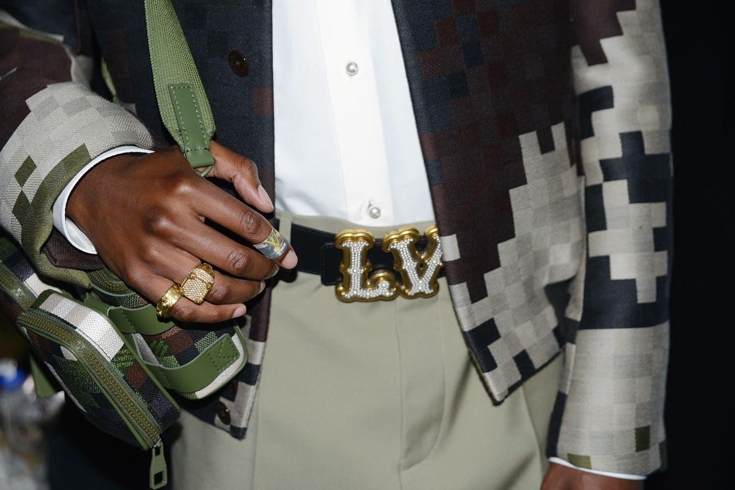 Details und Set von Louis Vuitton von Pharrell Williams Runway Magazin (9)