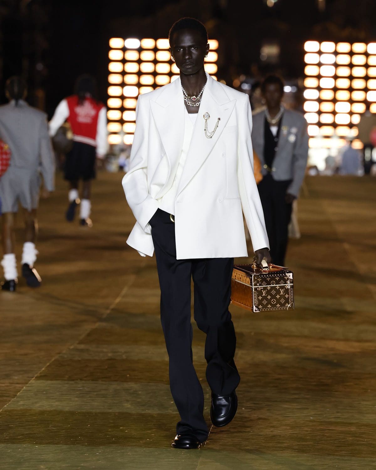 Louis Vuitton от Фаррелла Уильямса Весна-Лето 2024 Runway Журнал (68)