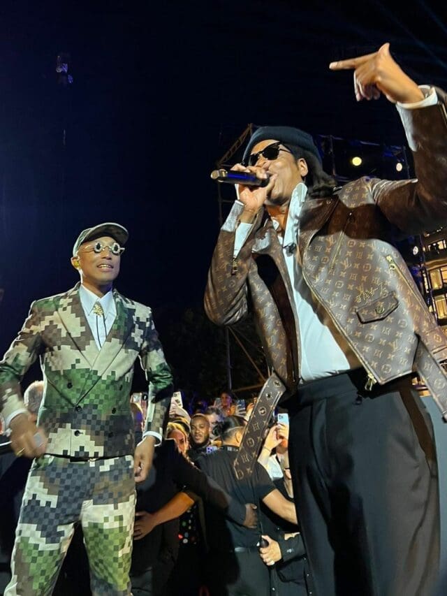 Pharrell Williams 和 Jay Z 在 Louis Vuitton 现场演唱会 Runway 巴黎演出