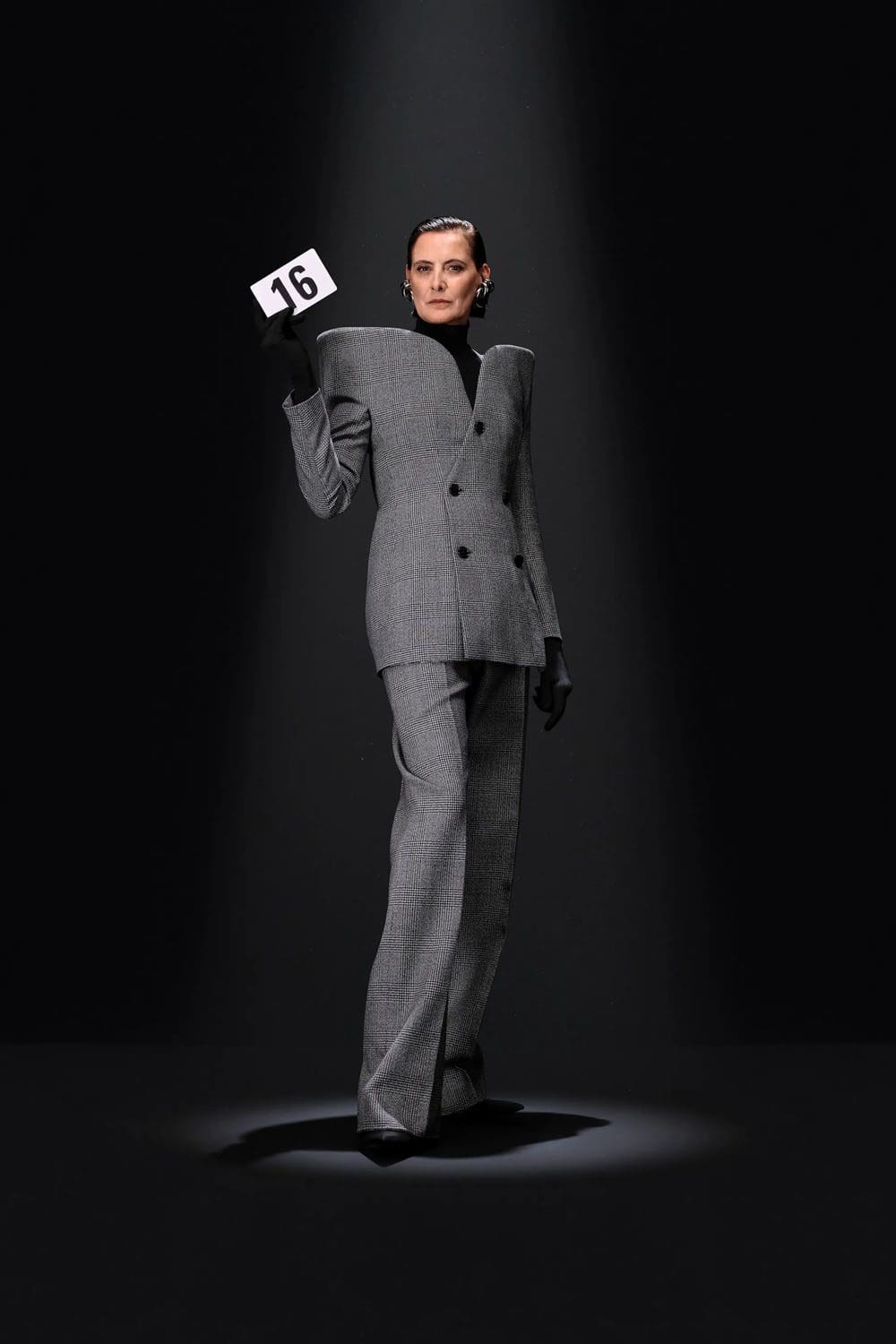 Balenciaga por Demna Couture Outono 2023 24 Runway Revista (16)