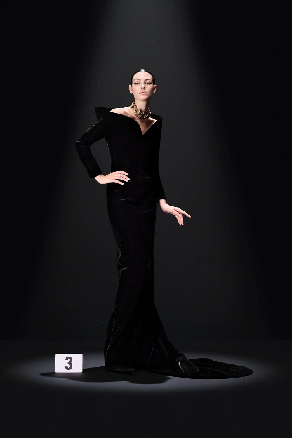 Balenciaga por Demna Couture Outono 2023 24 Runway Revista (3)