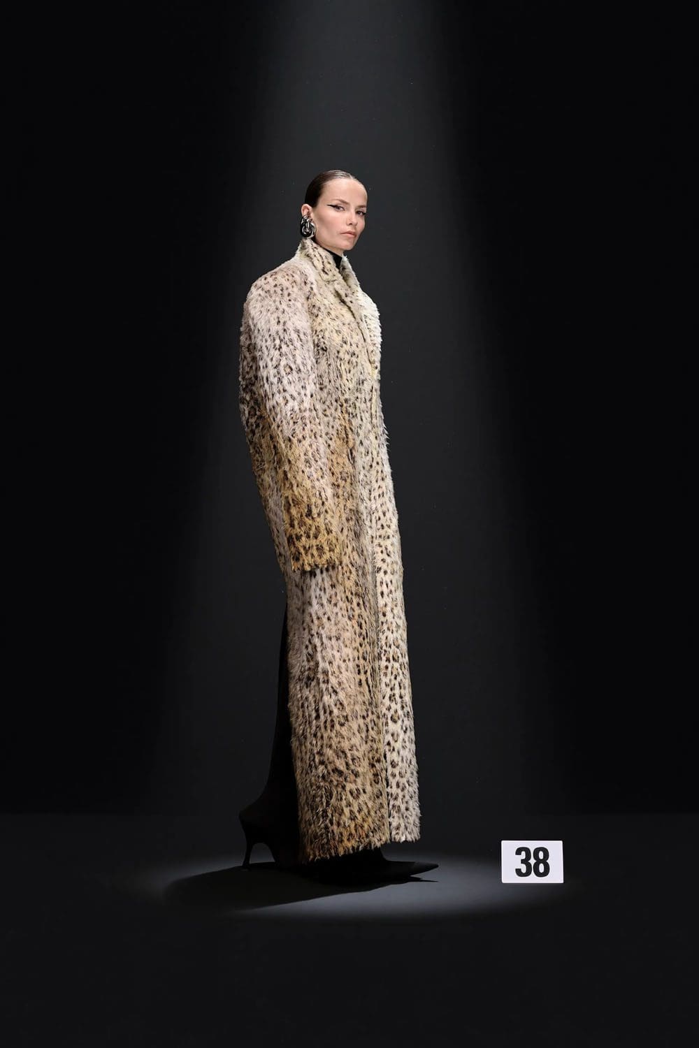Balenciaga por Demna Couture Outono 2023 24 Runway Revista (38)