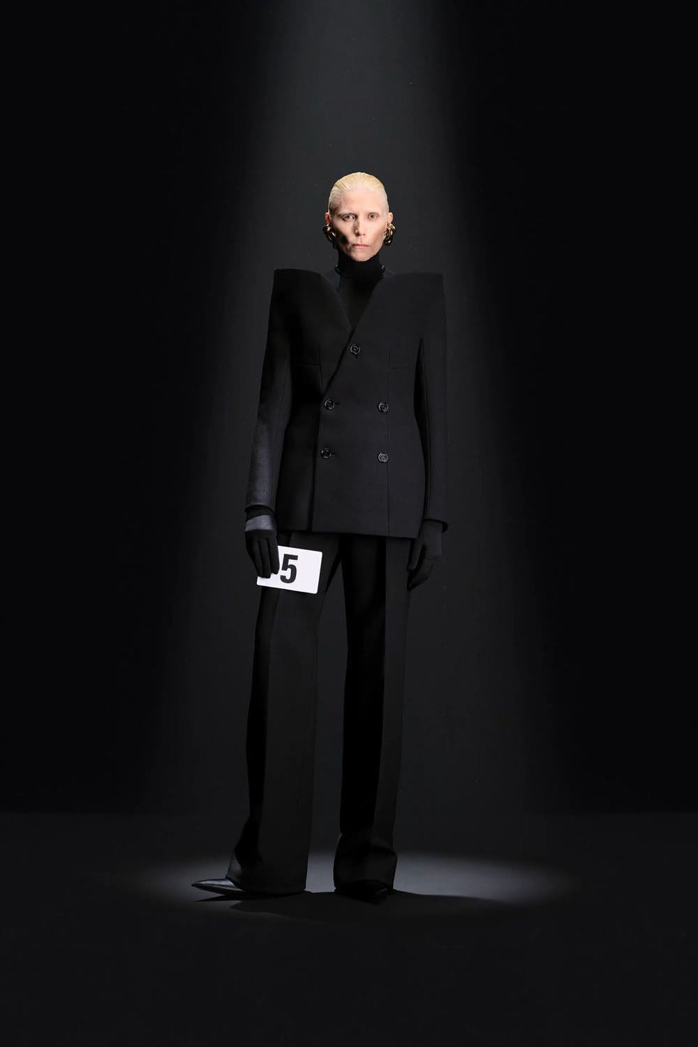 Balenciaga por Demna Couture Outono 2023 24 Runway Revista (5)