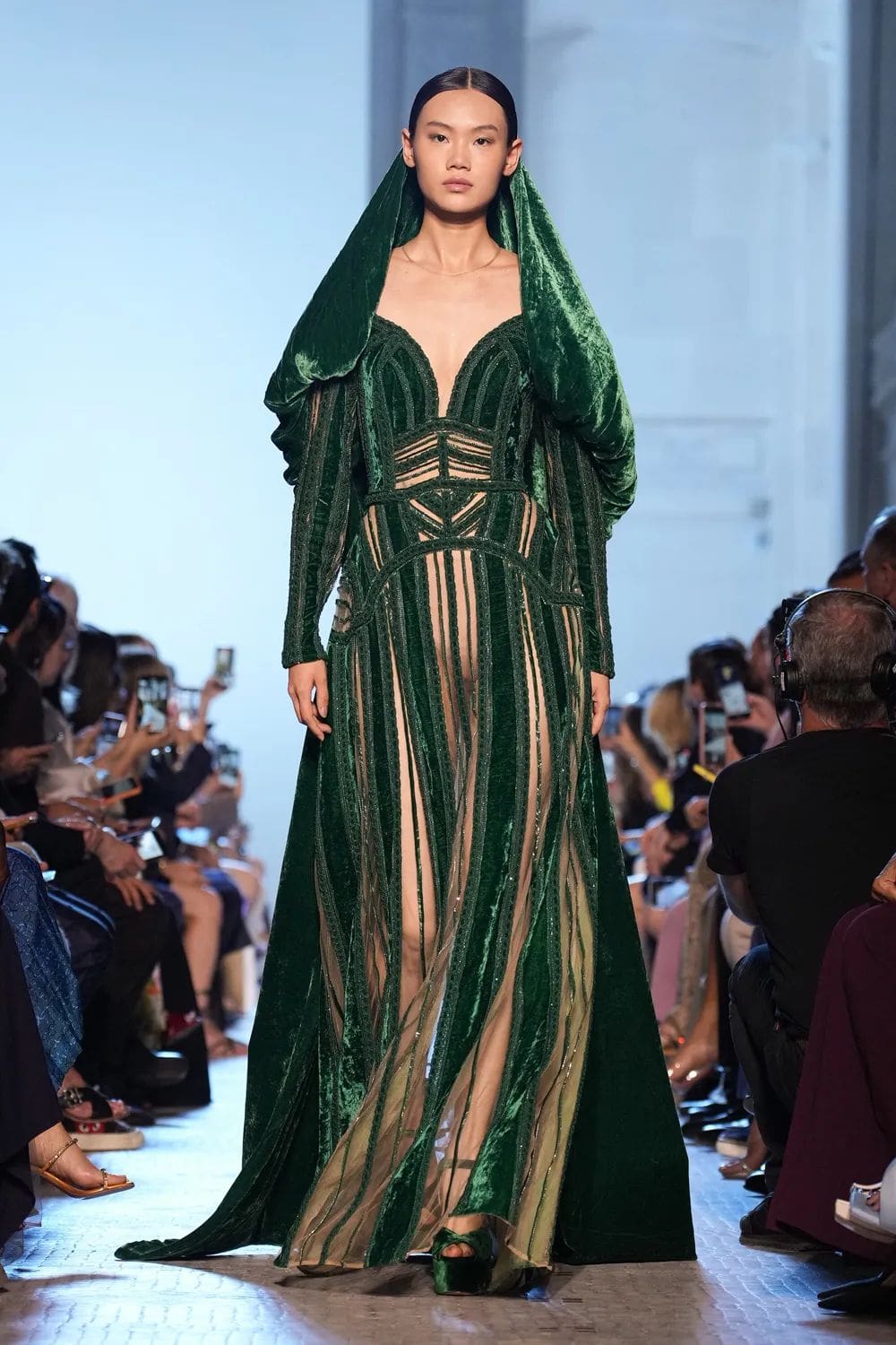 Elie Saab 秋季高级定制 2023 2024 Runway 杂志(25)