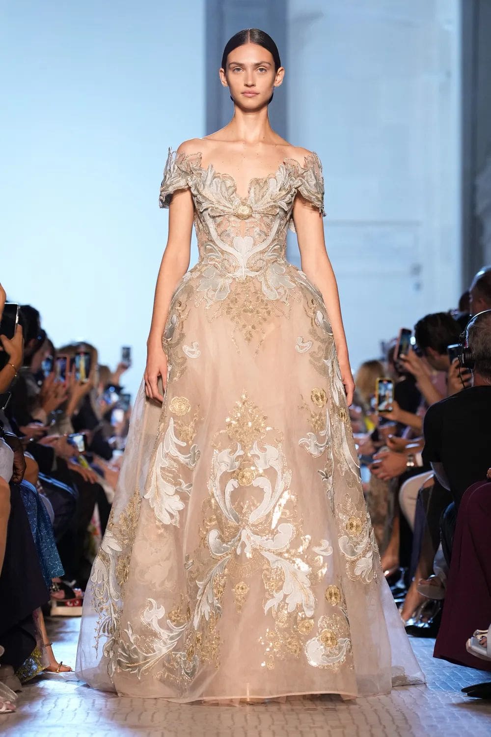 Elie Saab 秋季高级定制 2023 2024 Runway 杂志(37)