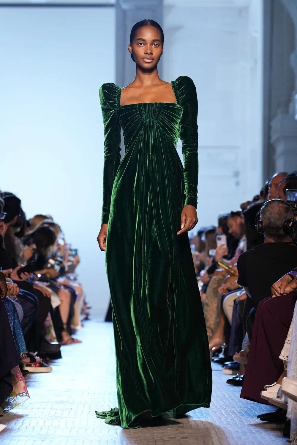 Elie Saab 秋季高级定制 2023 2024 Runway 杂志(43)
