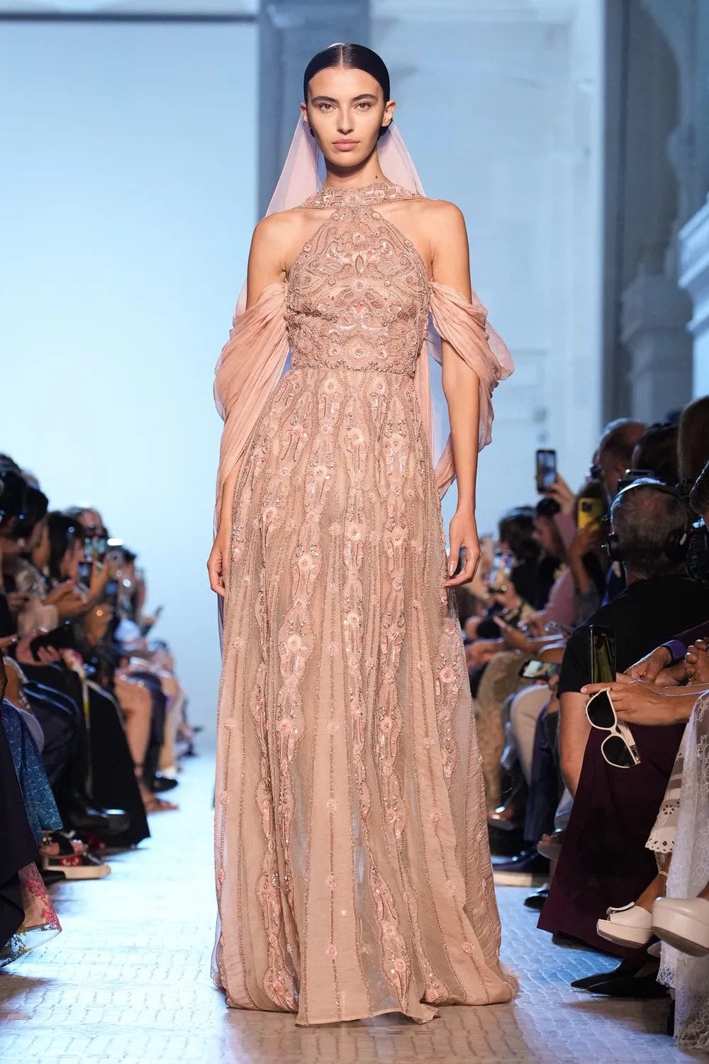 Elie Saab 秋季高级定制 2023 2024 Runway 杂志(47)