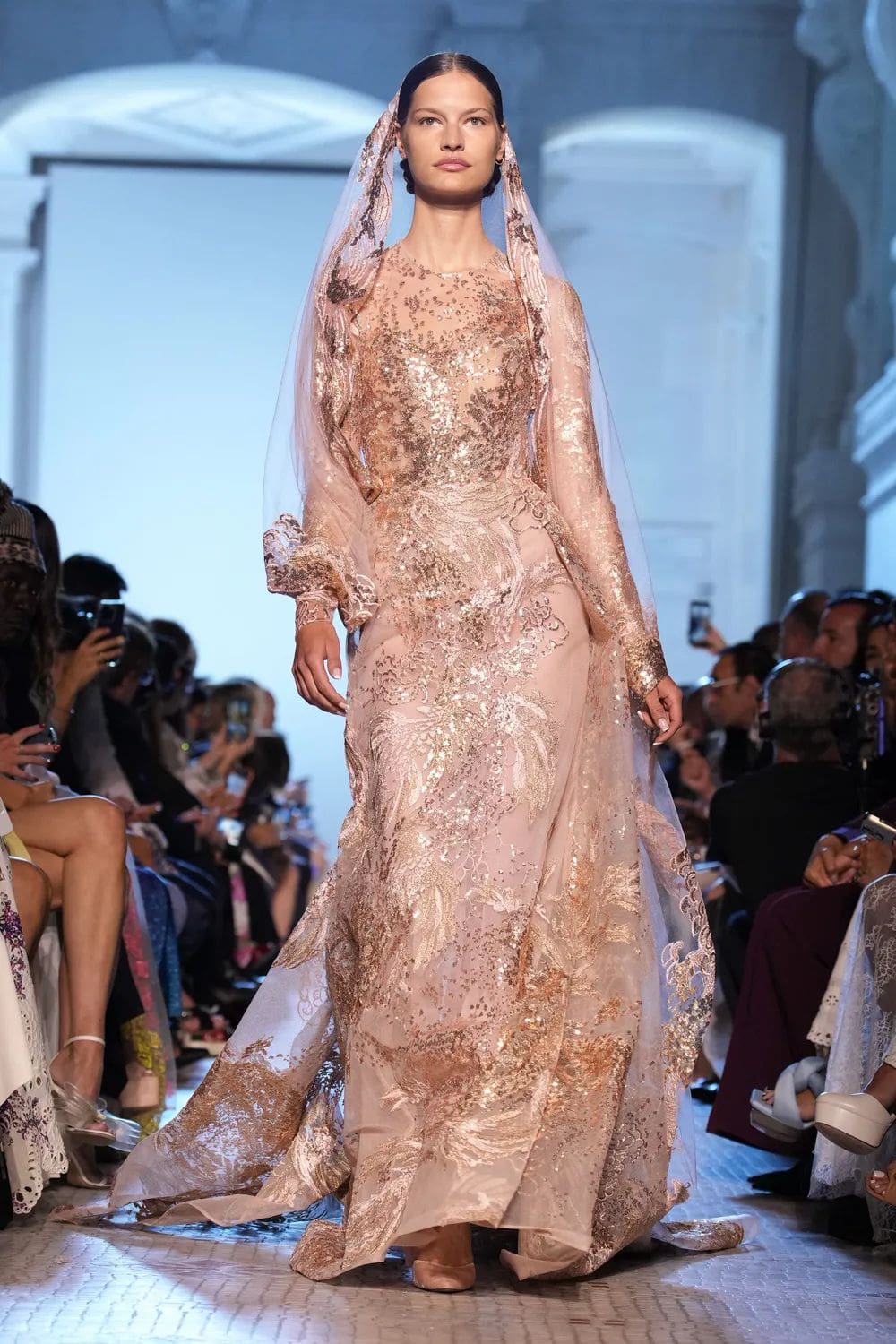 Elie Saab 秋季高级定制 2023 2024 Runway 杂志(64)