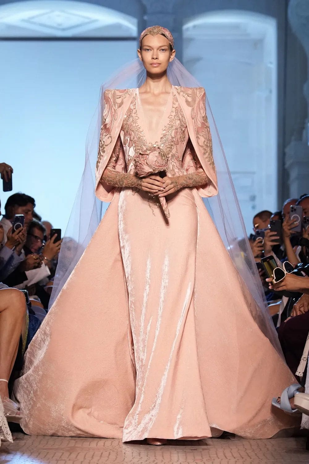 Elie Saab 秋季高级定制 2023 2024 Runway 杂志(68)