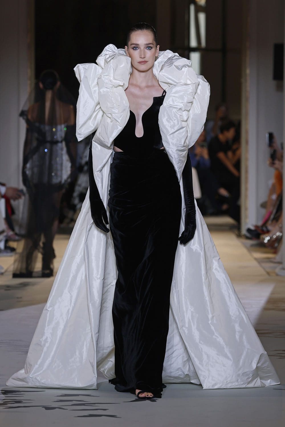 Zuhair Murad Haute Couture Automne 2023 2024 Runway Magazine (6)
