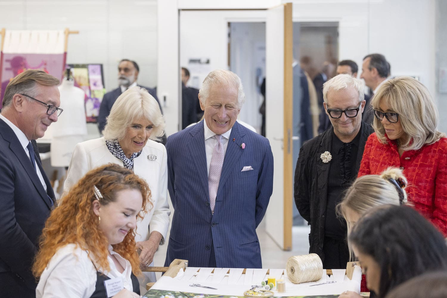 2 CHANEL Métiers d'art 19M 查理三世国王、卡米拉王后、Leena Nair、Brigitte Macron、Bruno Pavlovsky、Hubert Barrère Runway 杂志