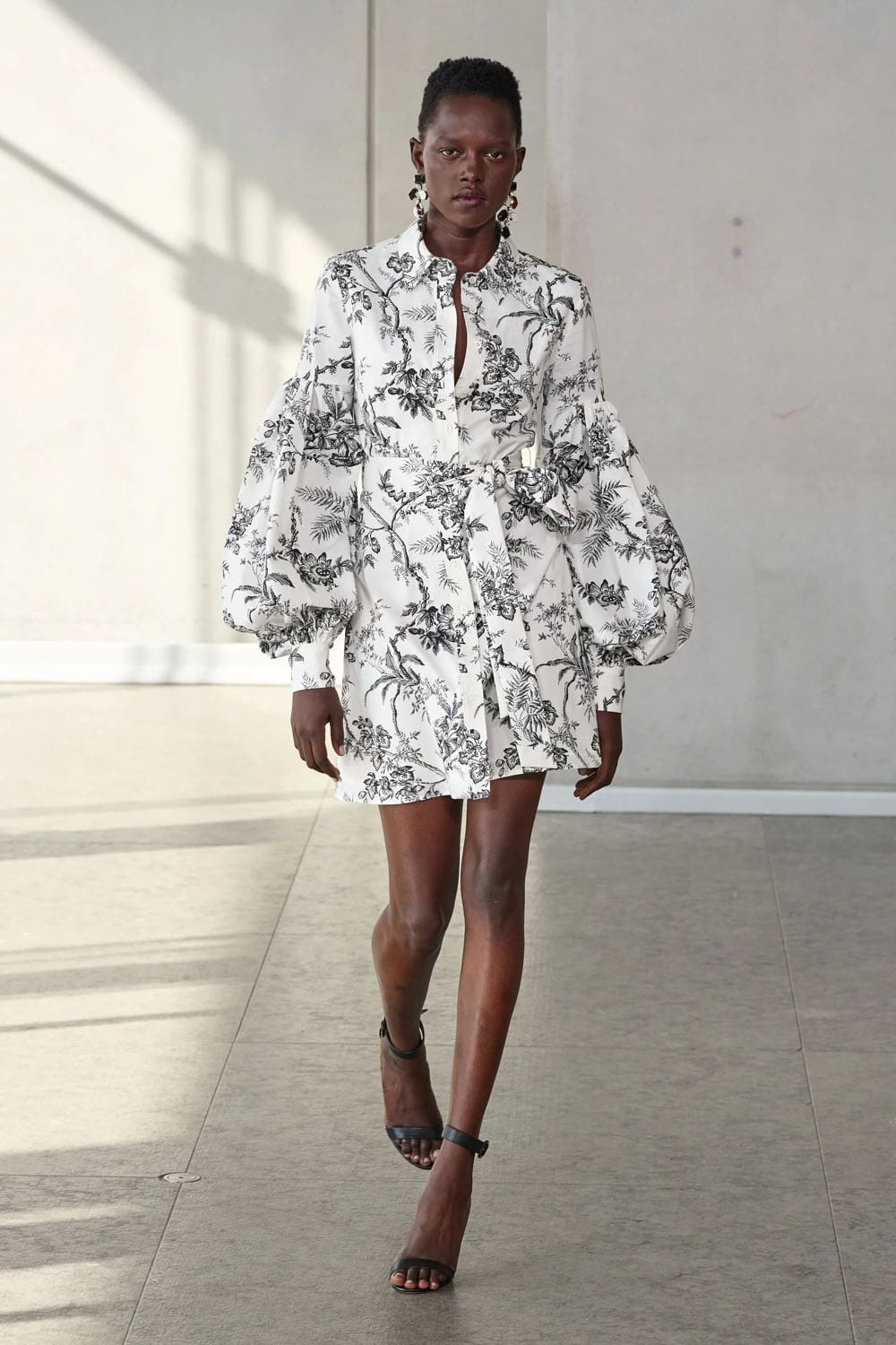 卡罗琳娜·海莱拉 (Carolina Herrera) 春夏 2024 Runway 杂志(5)