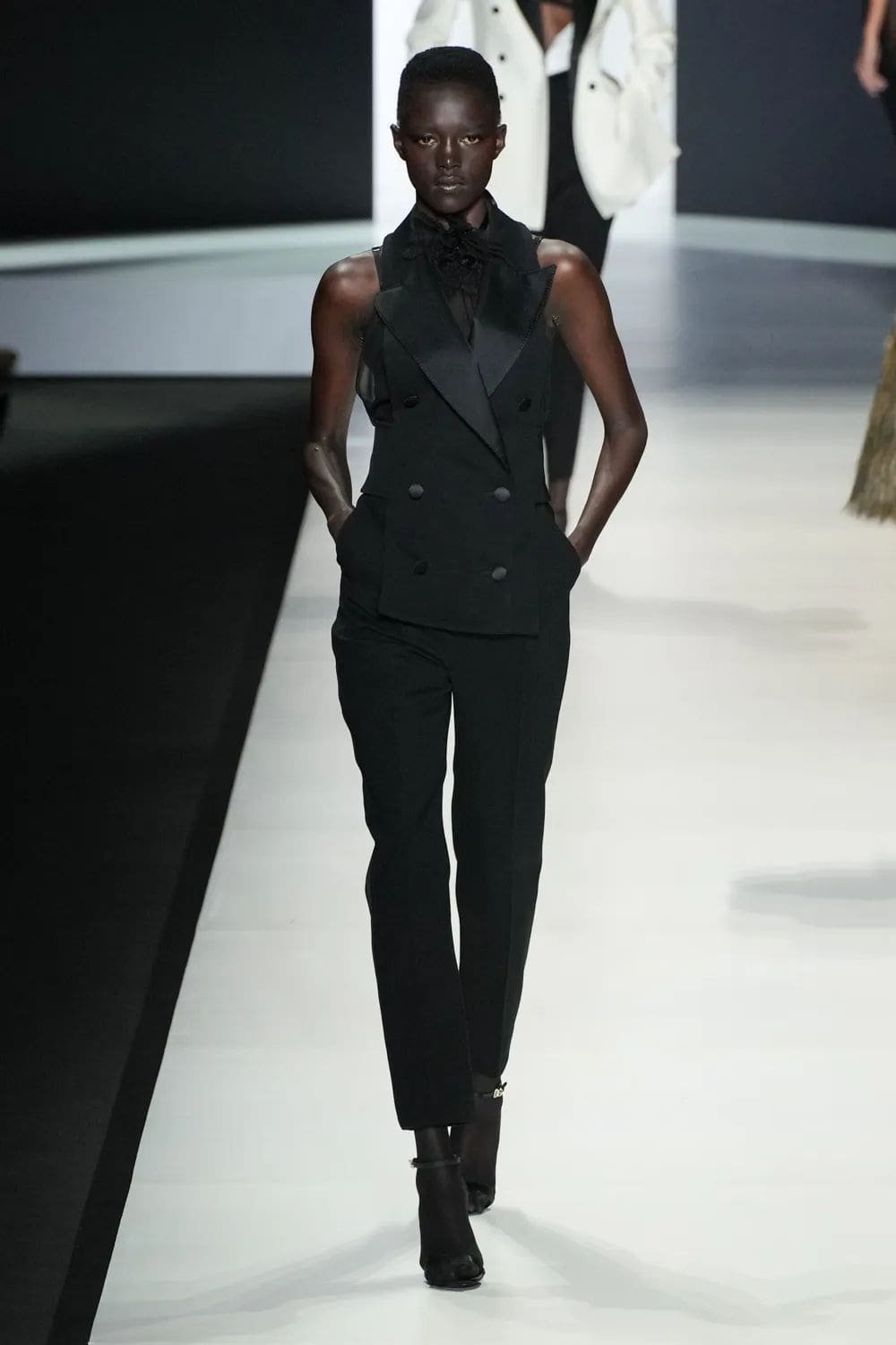 Dolce Gabbana Primavera Estate 2024 Runway Magazine (47)