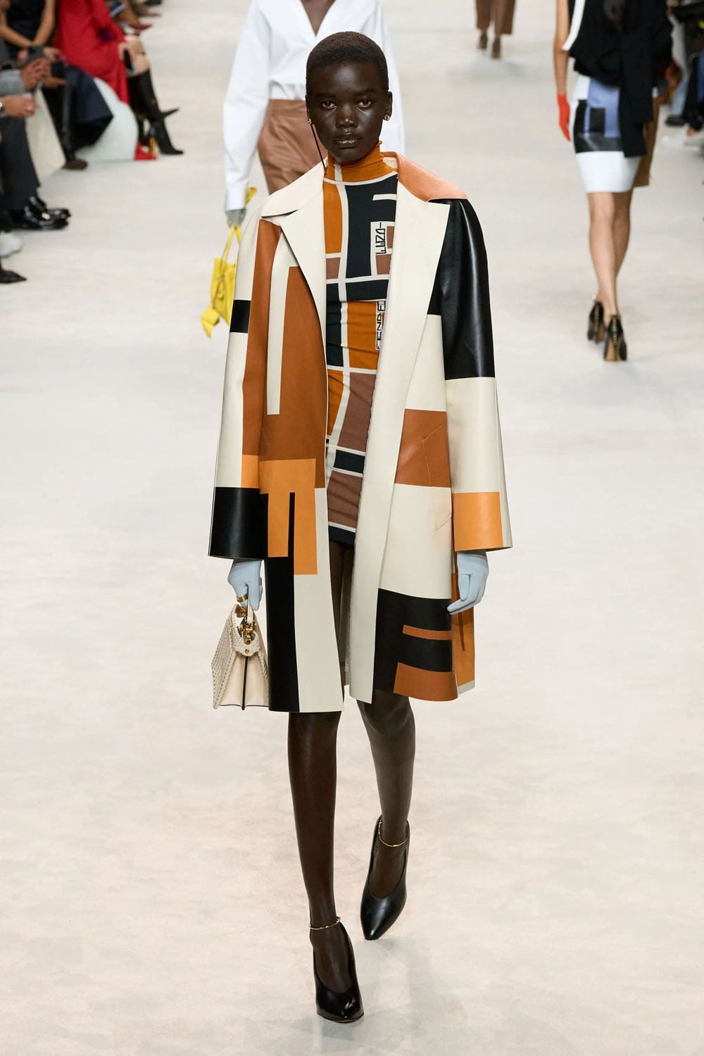 Fendi Frühling Sommer 2024 Runway Magazin (28)
