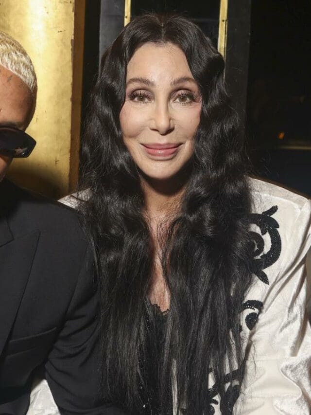 雪儿 (Cher) 在巴尔曼泉 (Balmain Spring) 2024 Runway