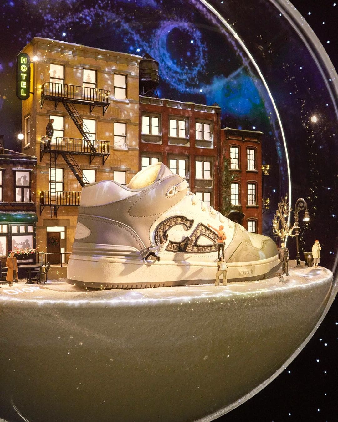 13 Saks 的 Dior 梦想旋转木马