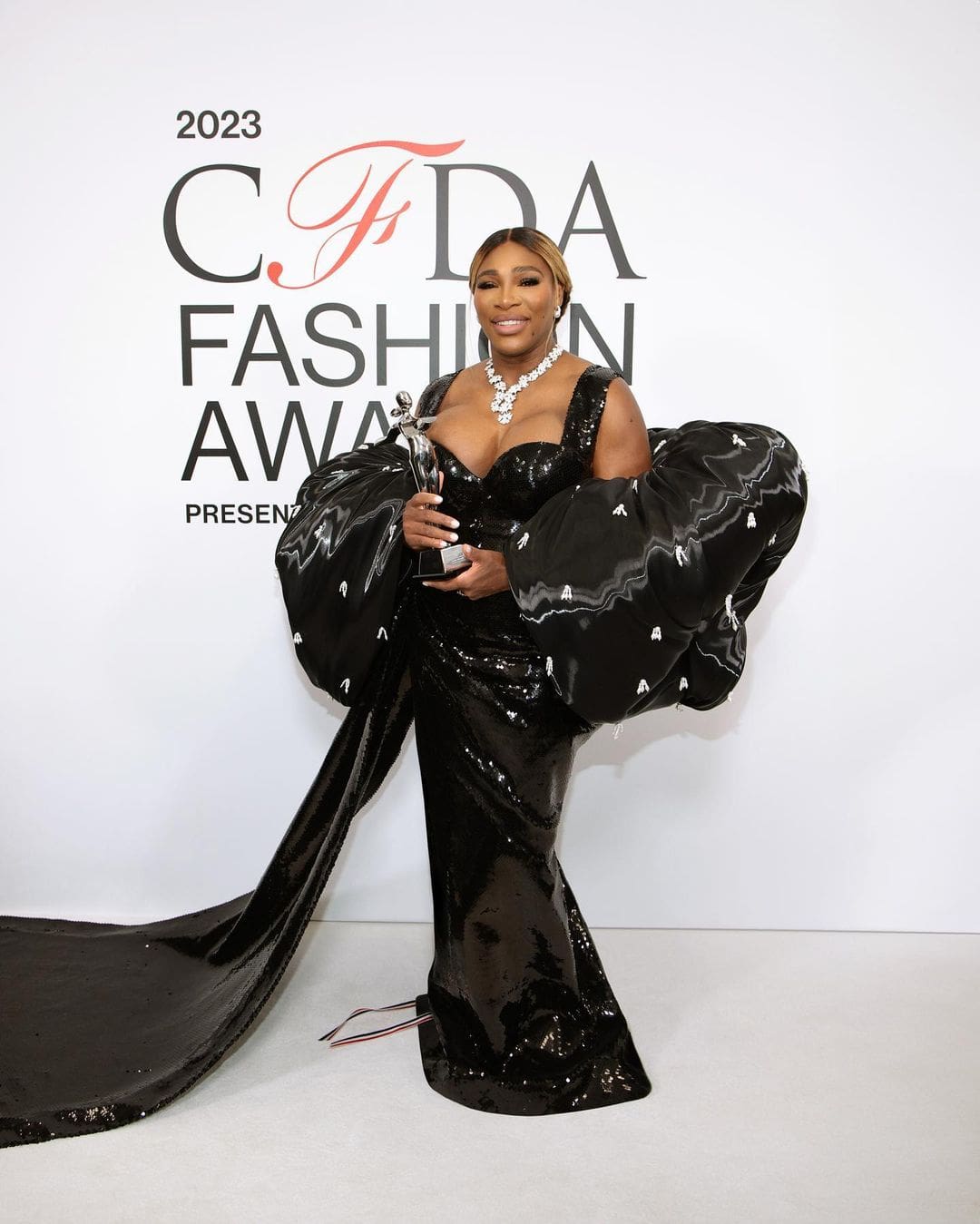 2 Серена Уильямс в платье Thom Browne на церемонии вручения премии CFDA Fashion Awards 2023