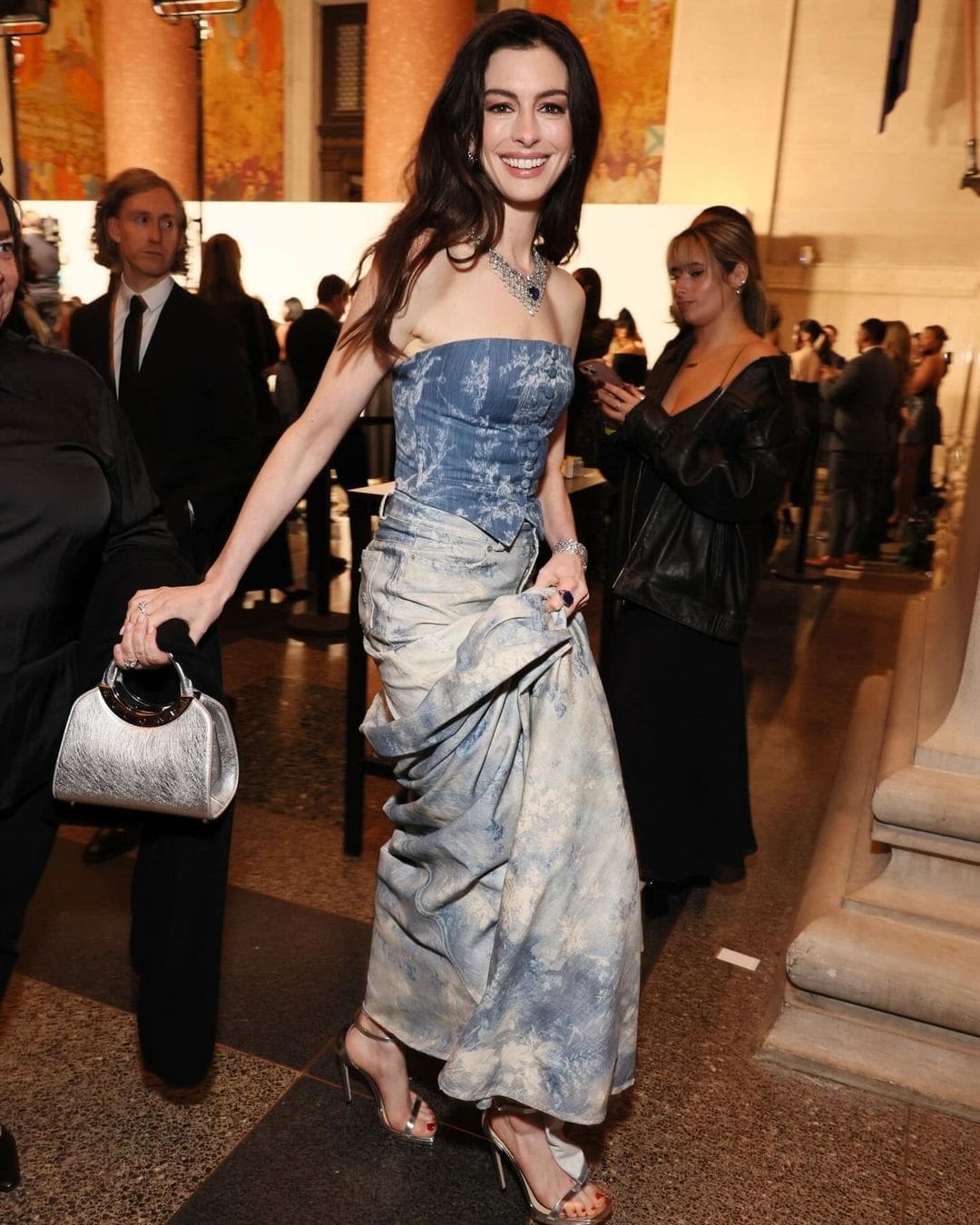Энн Хэтэуэй на церемонии вручения премии CFDA Fashion Awards 2023