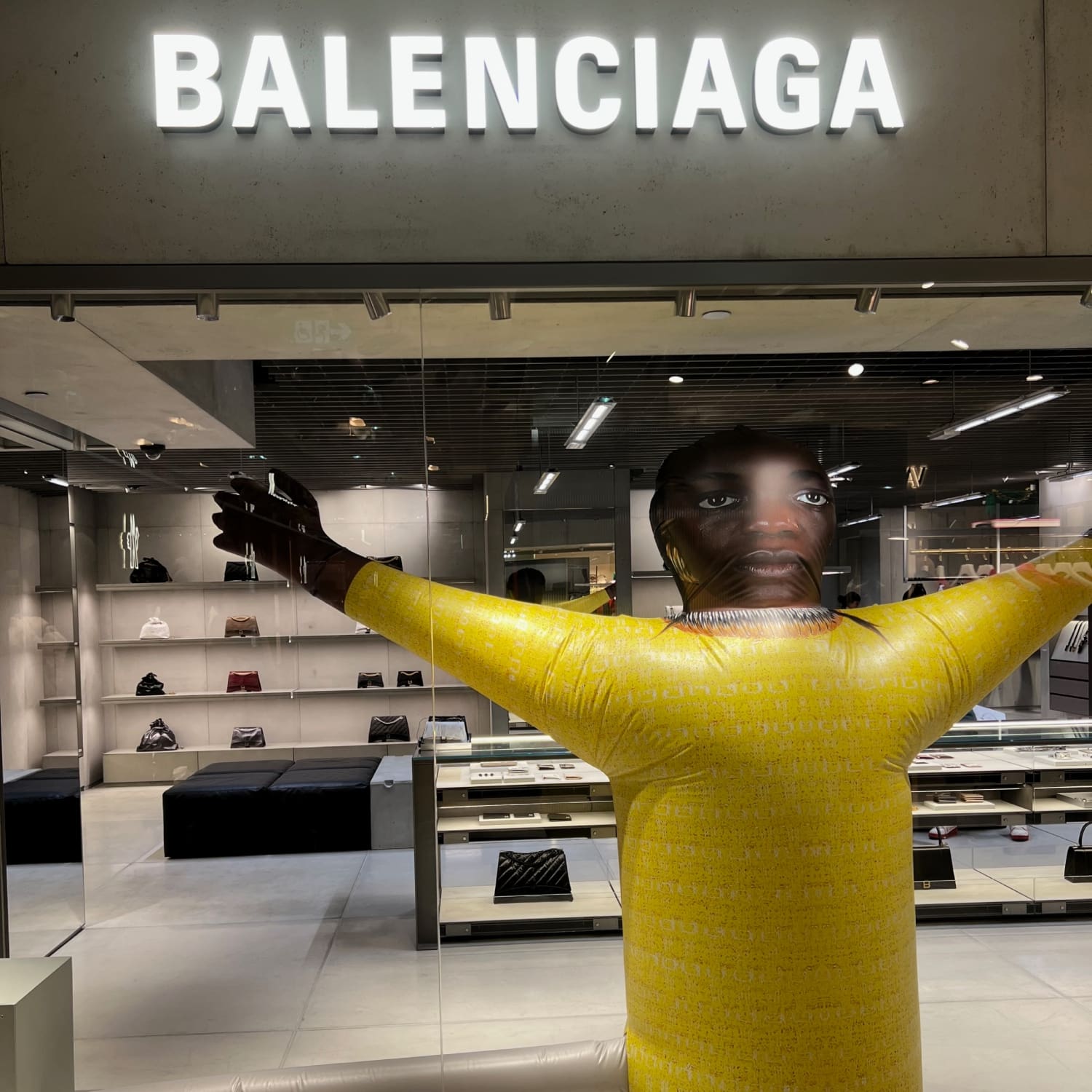 Panneau de bienvenue Balenciaga au magasin de la Galerie La Fayette novembre 2023