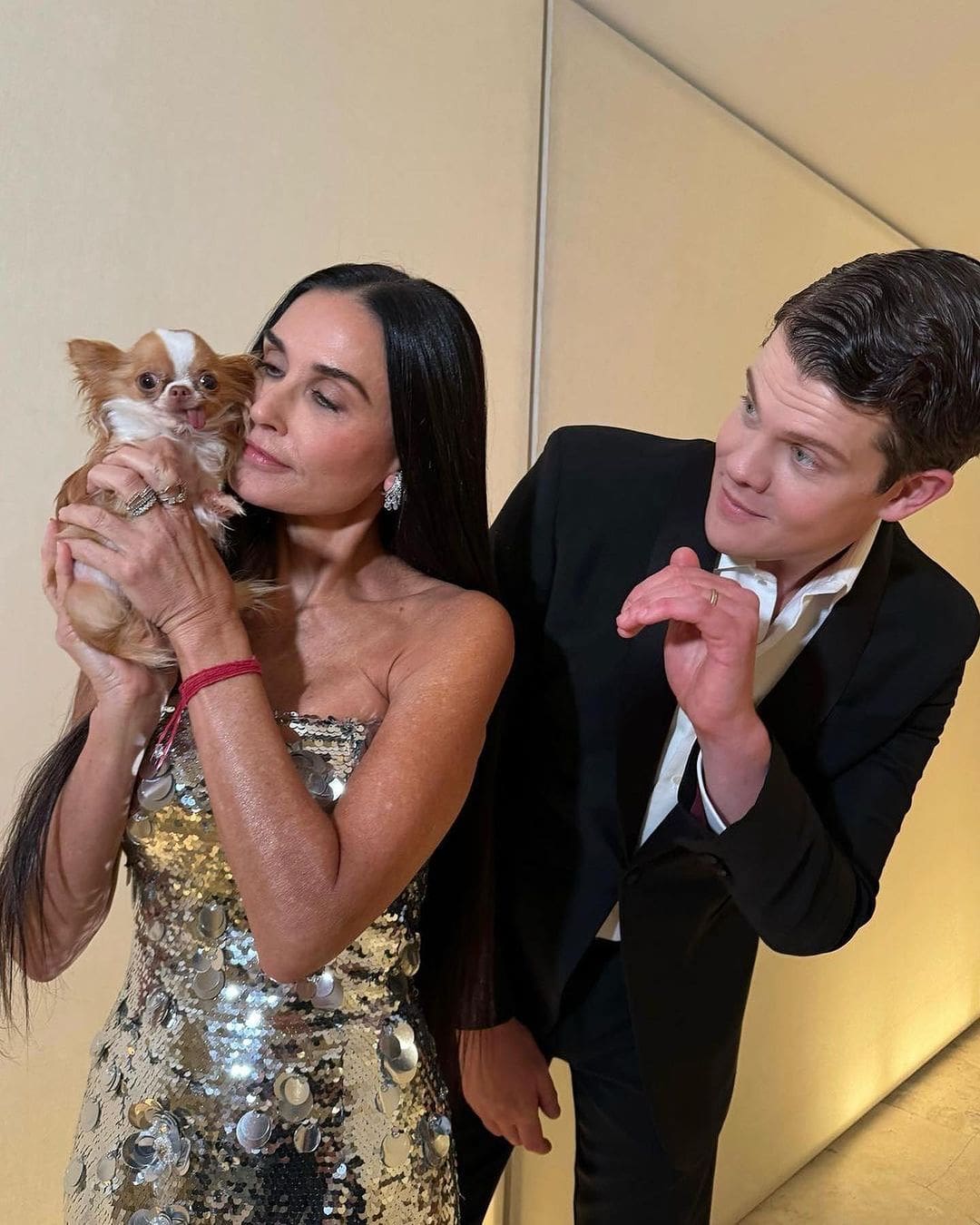 Деми Мур с Гордоном Уэсом Кэролайн Эррера на церемонии вручения премии CFDA Fashion Awards 2023