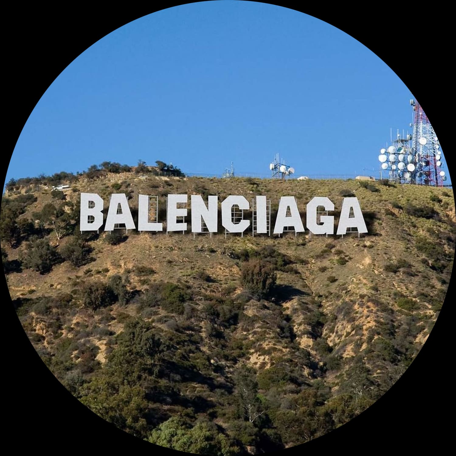 Demna 为 Balenciaga 早秋系列设计 Balenciaga 标志代替好莱坞标志模型 2024