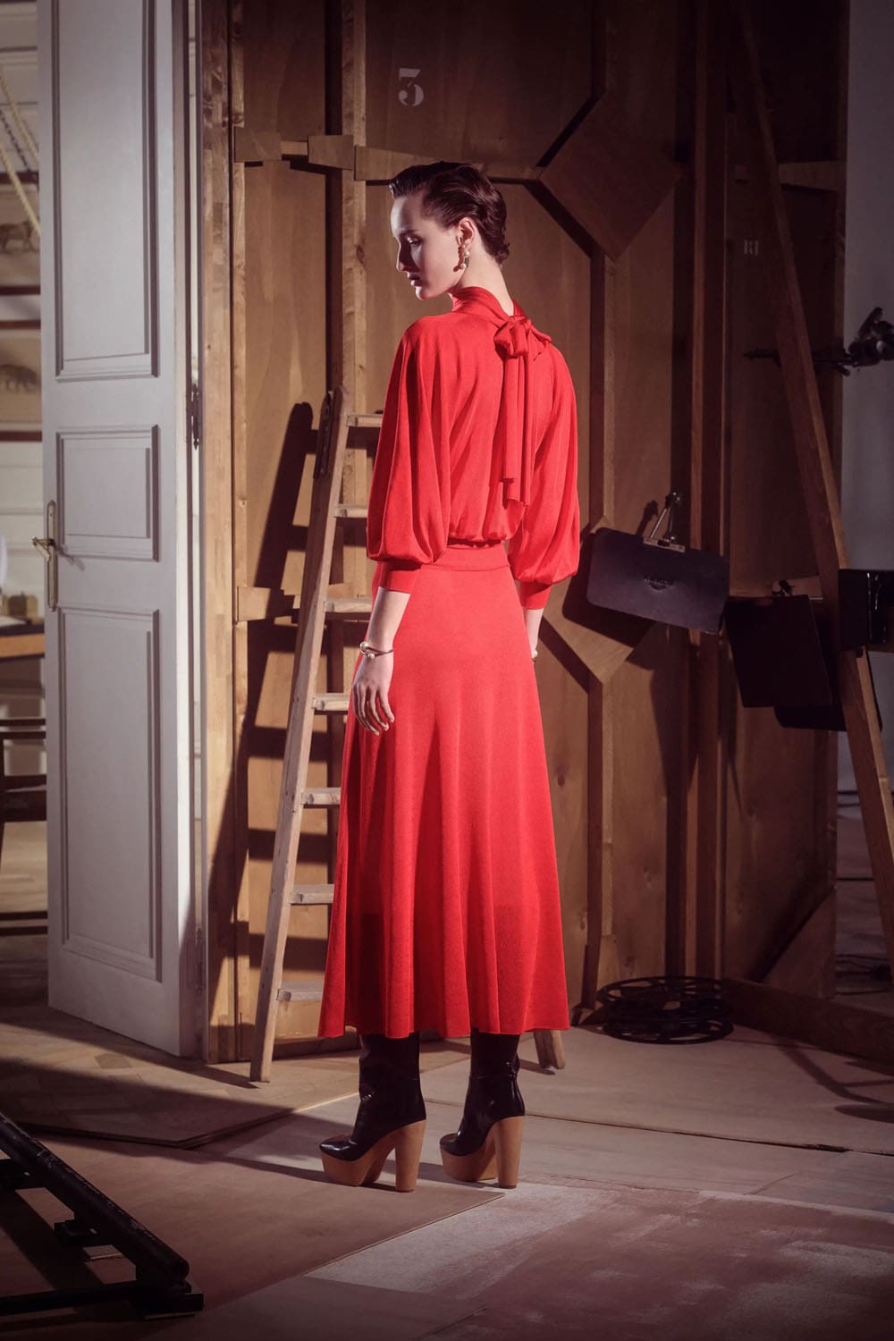 迪奥早秋系列 2024 玛丽亚·格拉齐亚·基乌里 (Maria Grazia Chiuri) 的崩溃 Runway 杂志(11)