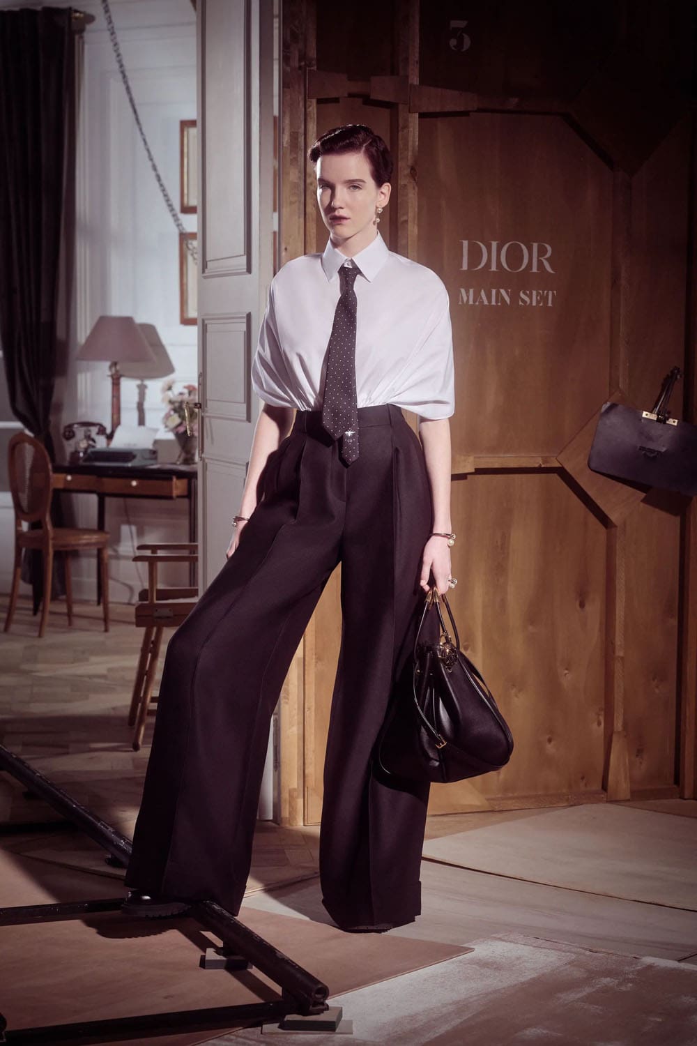 迪奥早秋系列 2024 玛丽亚·格拉齐亚·基乌里 (Maria Grazia Chiuri) 的崩溃 Runway 杂志(2)