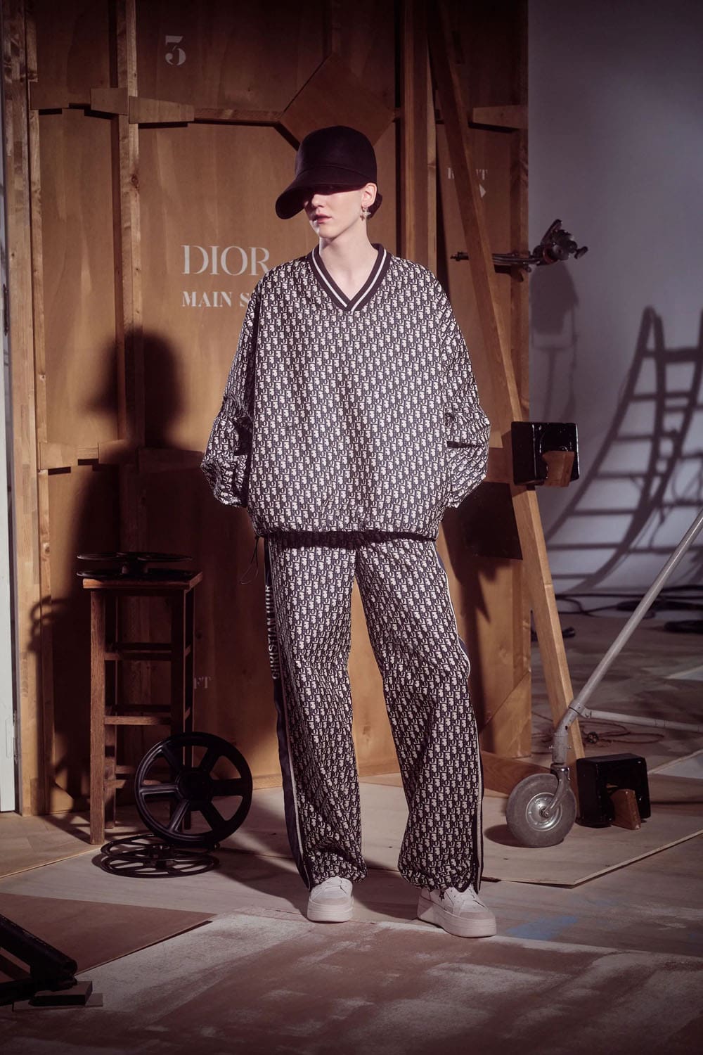 迪奥早秋系列 2024 玛丽亚·格拉齐亚·基乌里 (Maria Grazia Chiuri) 的崩溃 Runway 杂志(38)