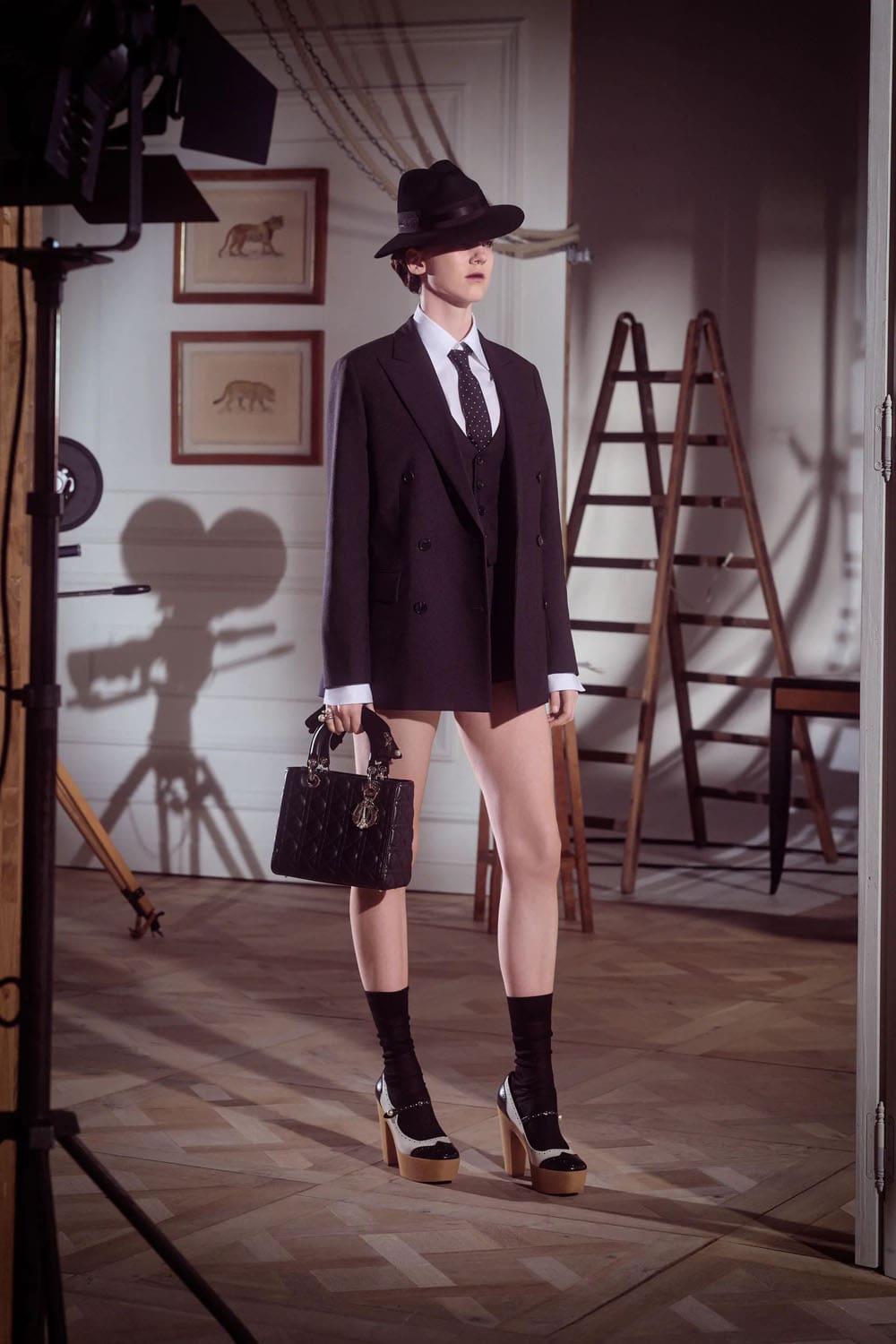迪奥早秋系列 2024 玛丽亚·格拉齐亚·基乌里 (Maria Grazia Chiuri) 的崩溃 Runway 杂志(4)