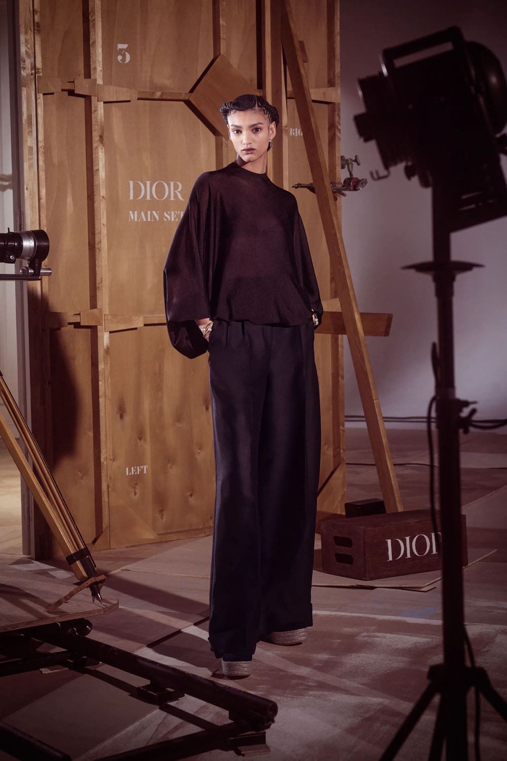 迪奥早秋系列 2024 玛丽亚·格拉齐亚·基乌里 (Maria Grazia Chiuri) 的崩溃 Runway 杂志(44)