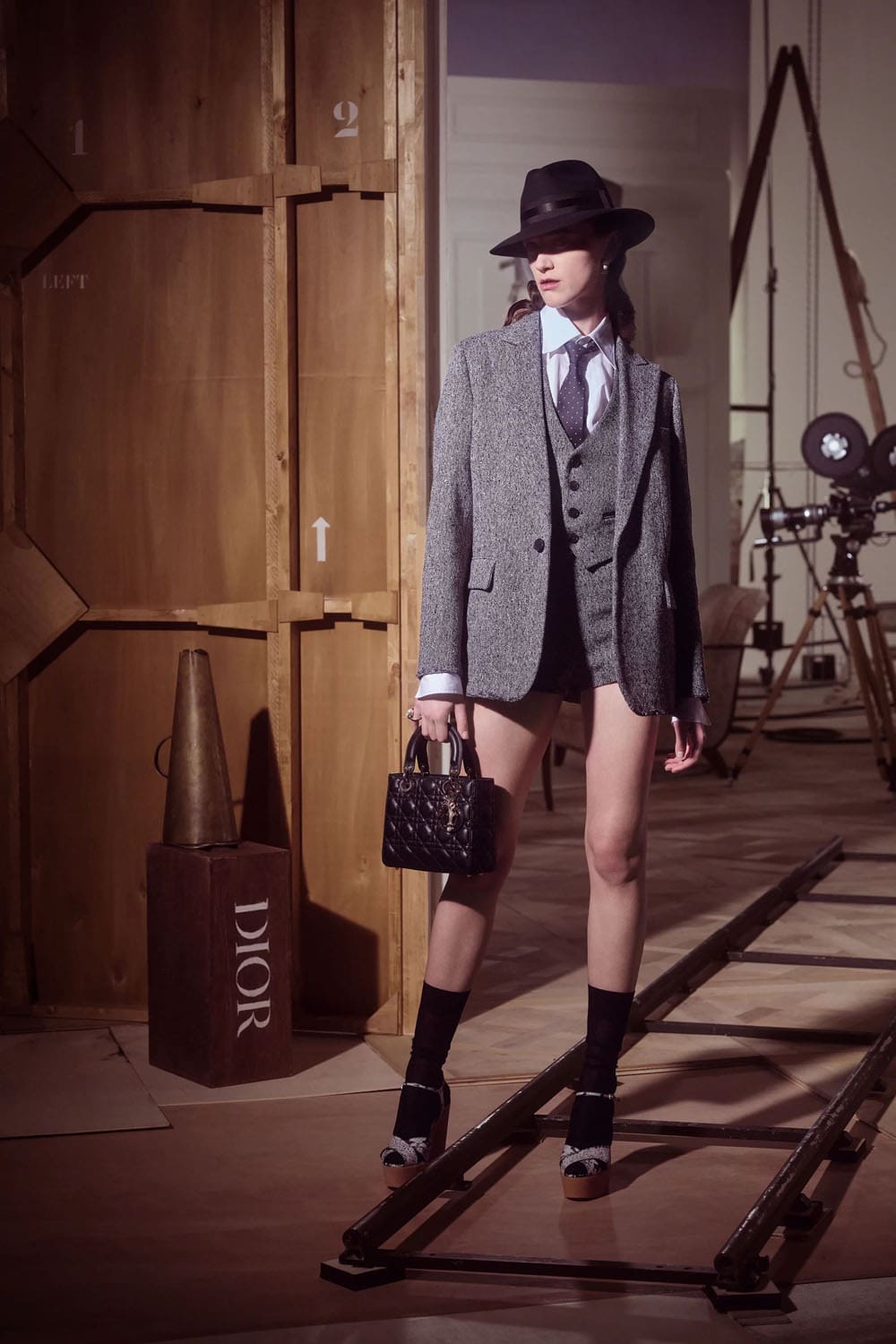迪奥早秋系列 2024 玛丽亚·格拉齐亚·基乌里 (Maria Grazia Chiuri) 的崩溃 Runway 杂志(55)