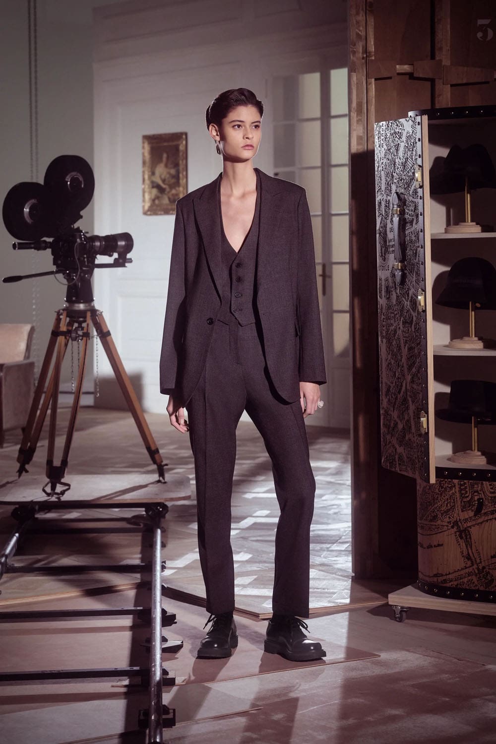 迪奥早秋系列 2024 玛丽亚·格拉齐亚·基乌里 (Maria Grazia Chiuri) 的崩溃 Runway 杂志(68)