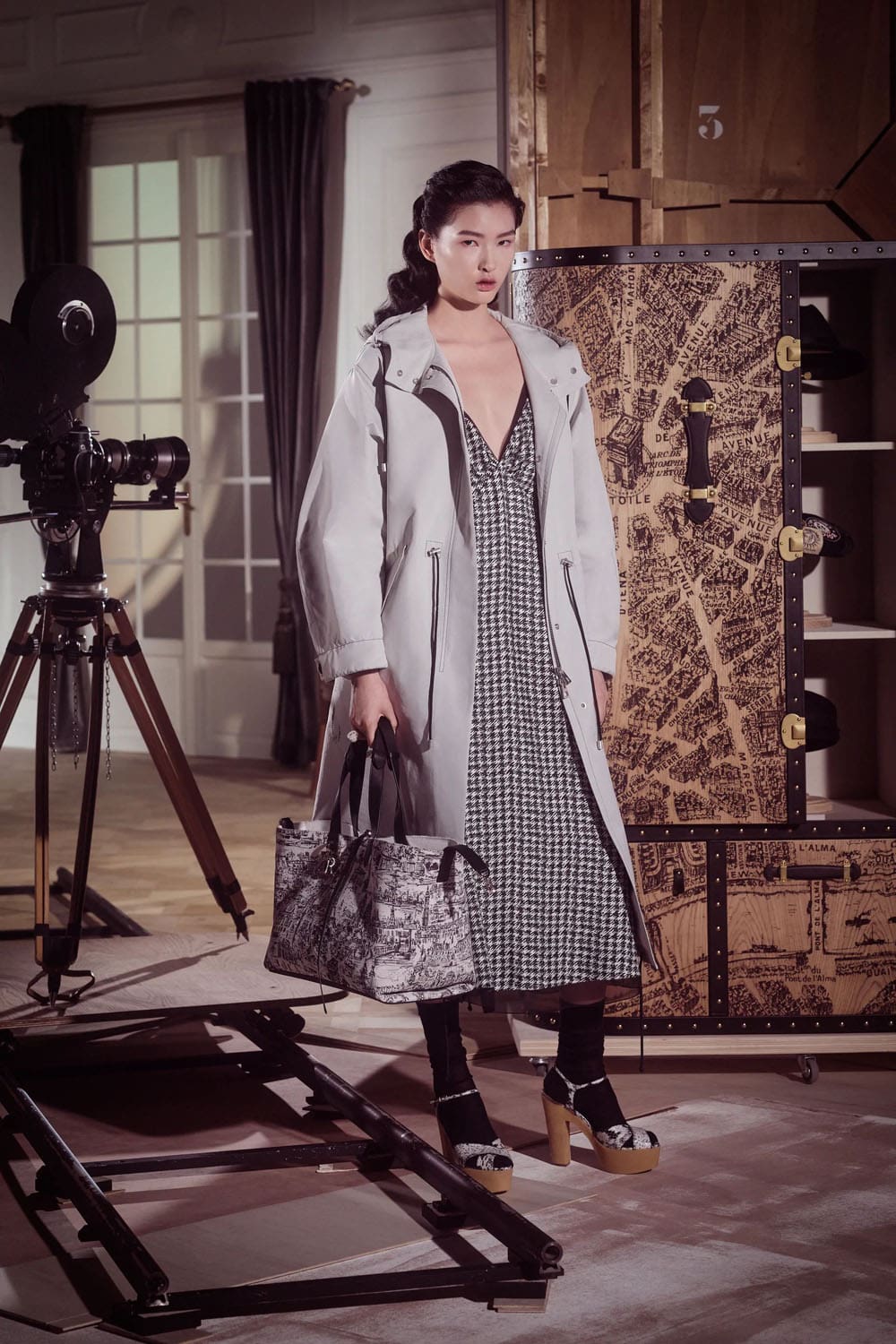 迪奥早秋系列 2024 玛丽亚·格拉齐亚·基乌里 (Maria Grazia Chiuri) 的崩溃 Runway 杂志(75)