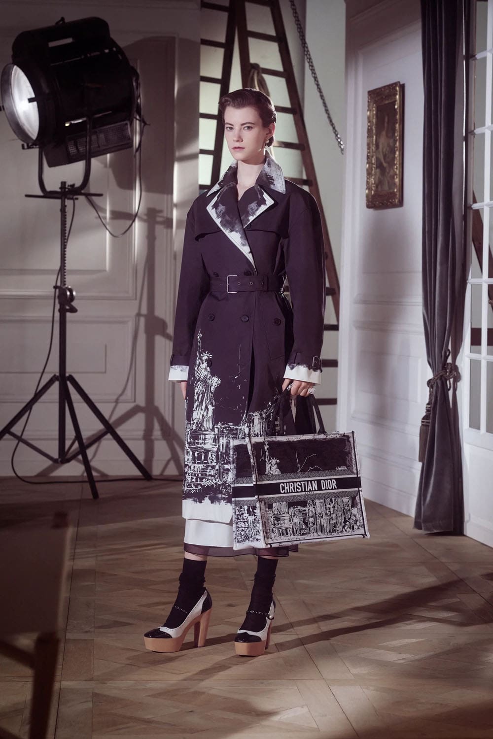 迪奥早秋系列 2024 玛丽亚·格拉齐亚·基乌里 (Maria Grazia Chiuri) 的崩溃 Runway 杂志(81)