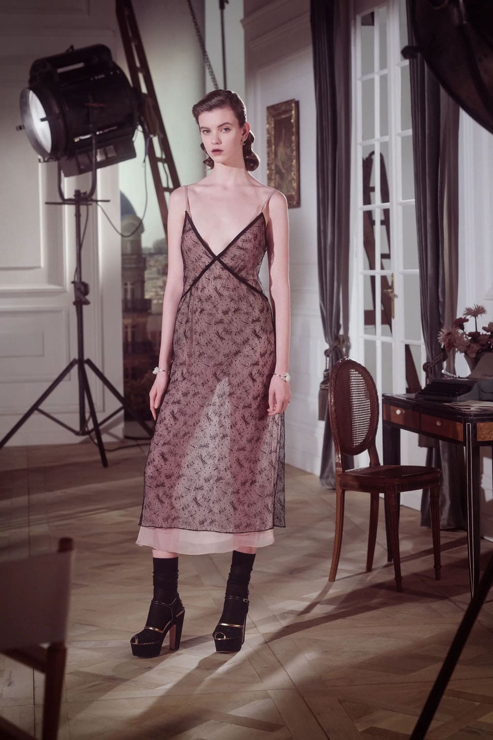 迪奥早秋系列 2024 玛丽亚·格拉齐亚·基乌里 (Maria Grazia Chiuri) 的崩溃 Runway 杂志(87)