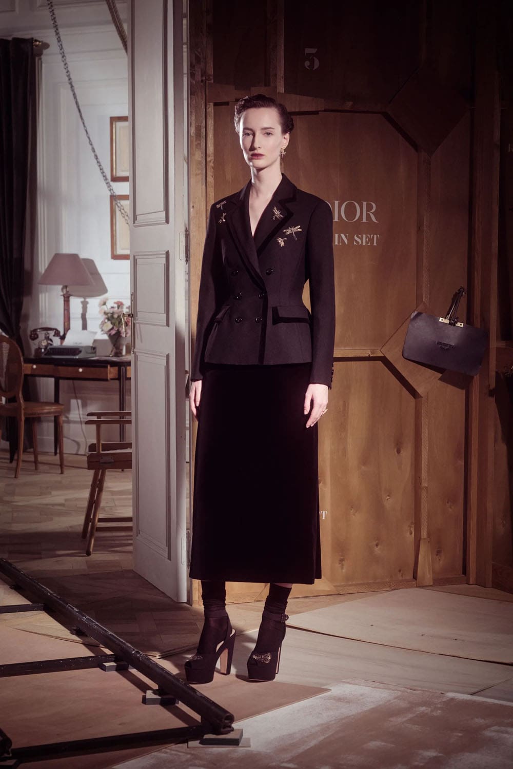 迪奥早秋系列 2024 玛丽亚·格拉齐亚·基乌里 (Maria Grazia Chiuri) 的崩溃 Runway 杂志(88)