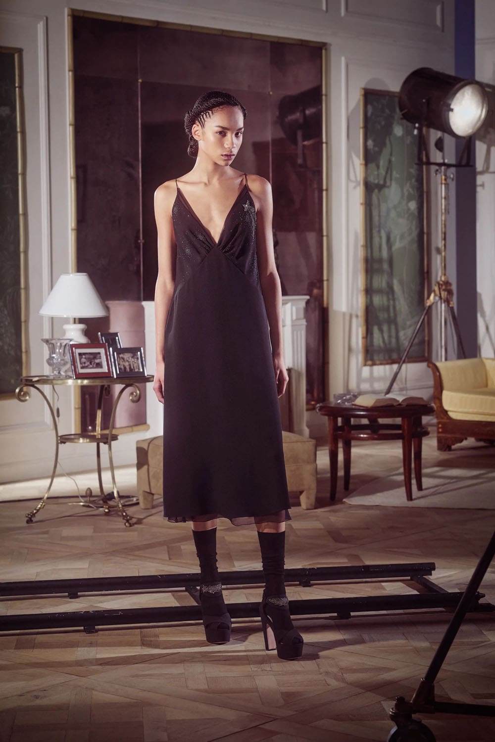 迪奥早秋系列 2024 玛丽亚·格拉齐亚·基乌里 (Maria Grazia Chiuri) 的崩溃 Runway 杂志(90)