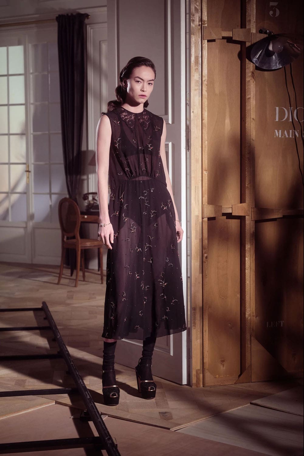 迪奥早秋系列 2024 玛丽亚·格拉齐亚·基乌里 (Maria Grazia Chiuri) 的崩溃 Runway 杂志(94)