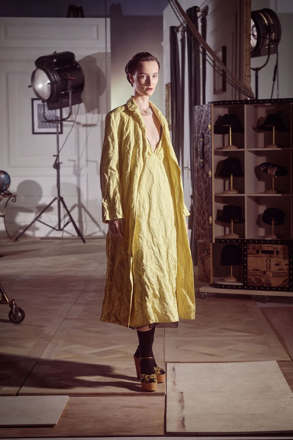 迪奥早秋系列 2024 玛丽亚·格拉齐亚·基乌里 (Maria Grazia Chiuri) 的崩溃 Runway 杂志(96)