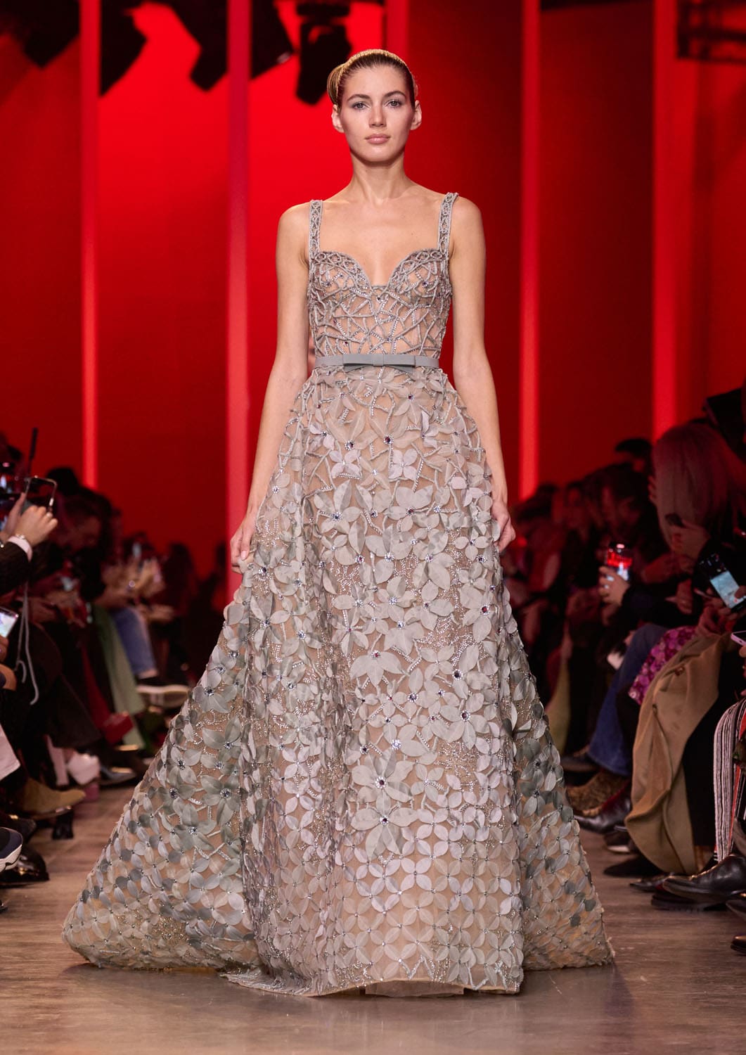 エリー サーブ オートクチュール 春夏 2024 Runway 雑誌(8)