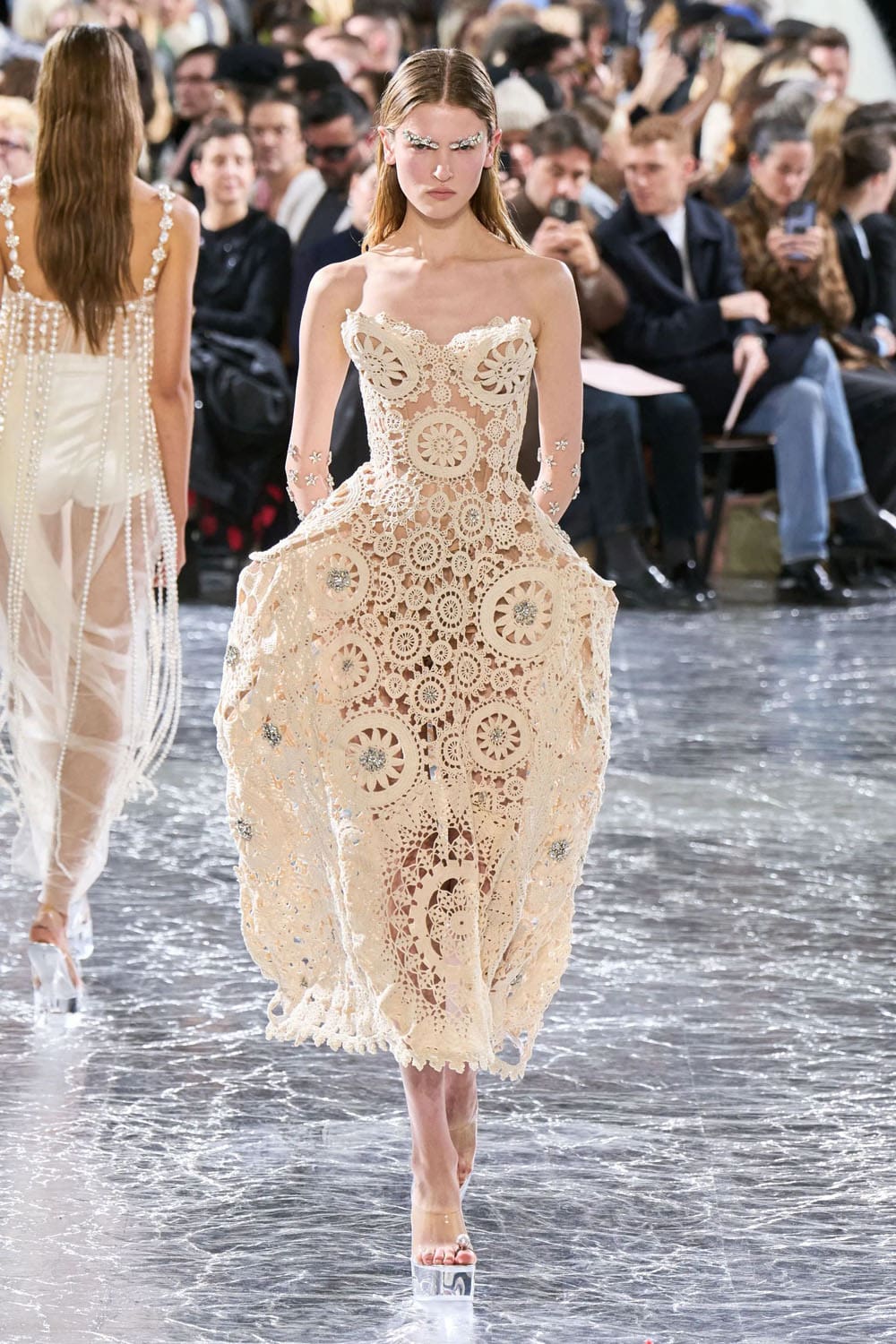 Жан-Поль Готье от Simone Rocha Haute Couture Весна-Лето 2024 Runway Журнал (23)