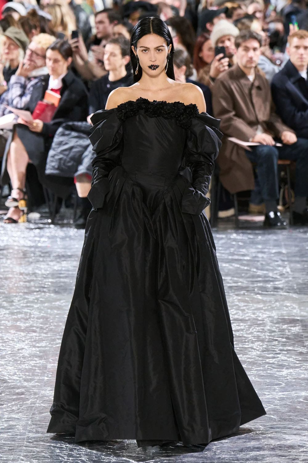 Жан-Поль Готье от Simone Rocha Haute Couture Весна-Лето 2024 Runway Журнал (28)