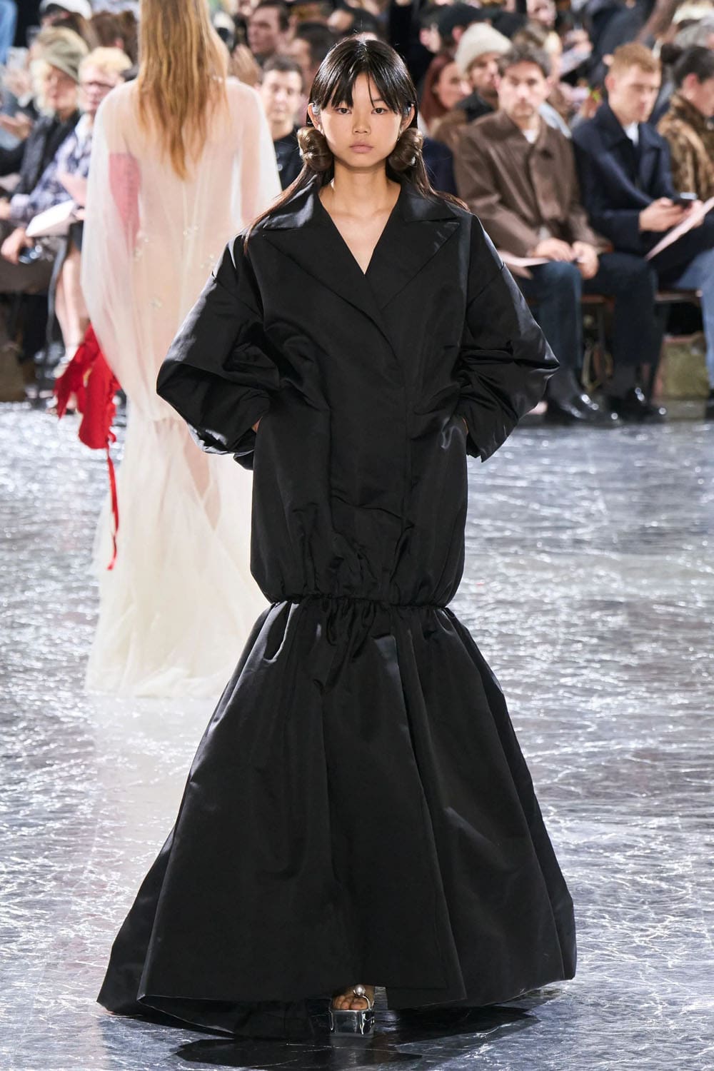 Жан-Поль Готье от Simone Rocha Haute Couture Весна-Лето 2024 Runway Журнал (30)