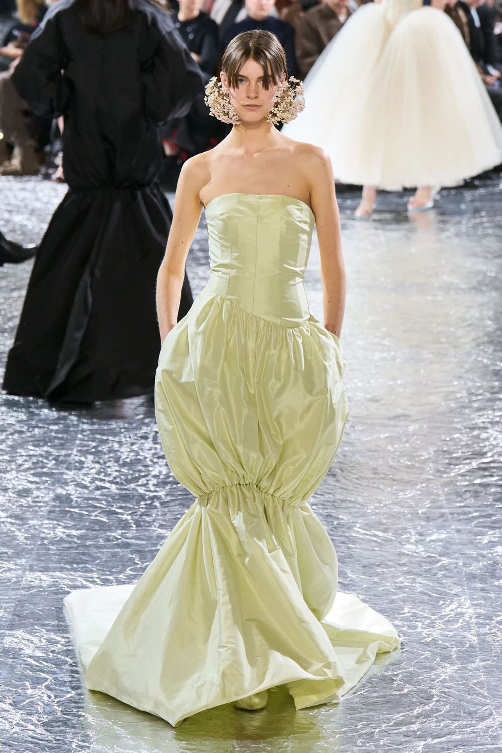 Жан-Поль Готье от Simone Rocha Haute Couture Весна-Лето 2024 Runway Журнал (31)