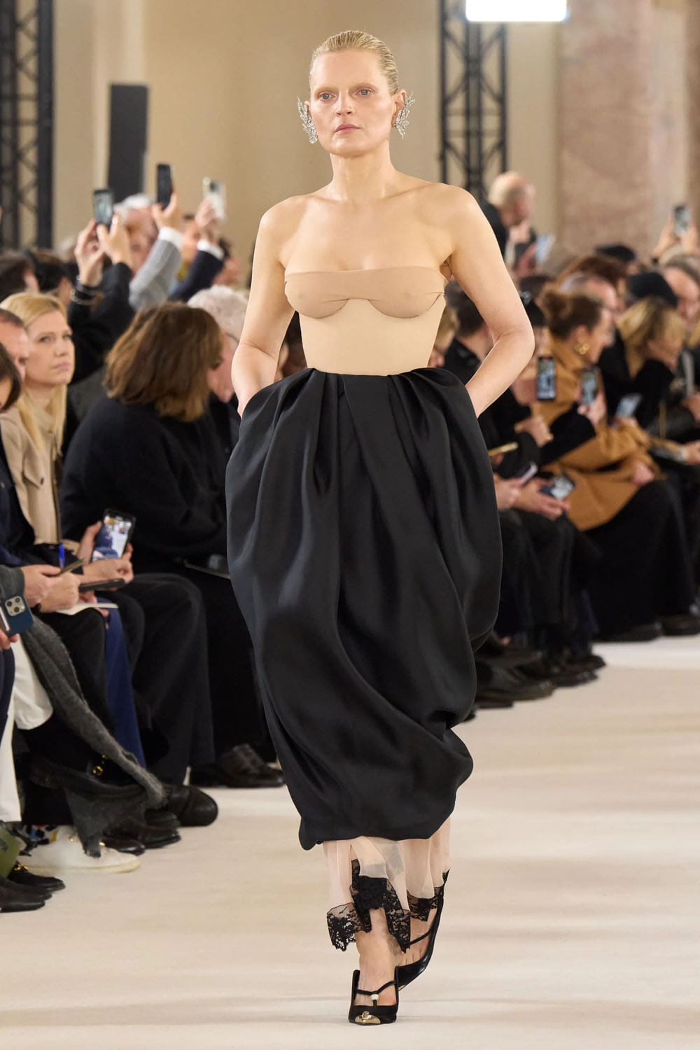 Schiaparelli Haute Couture Primavera Estate 2024 Runway Magazine (15)
