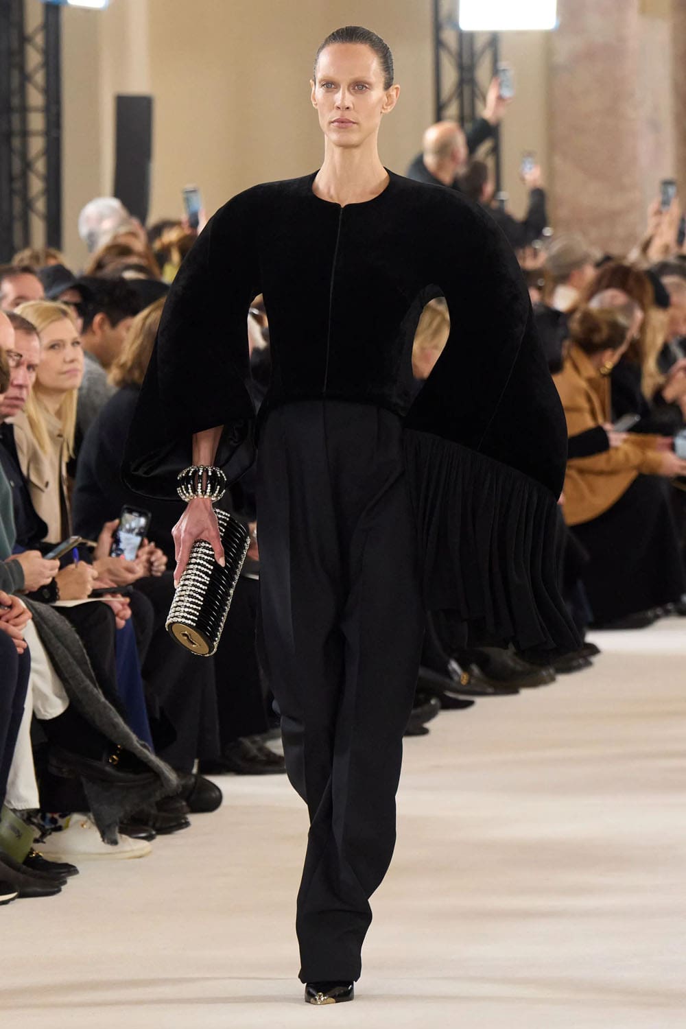 Schiaparelli Haute Couture Primavera Estate 2024 Runway Magazine (2)