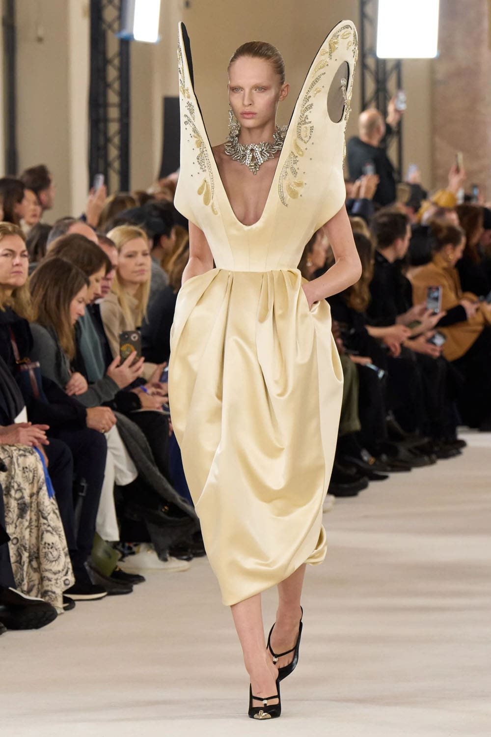 Schiaparelli Haute Couture Primavera Estate 2024 Runway Magazine (27)