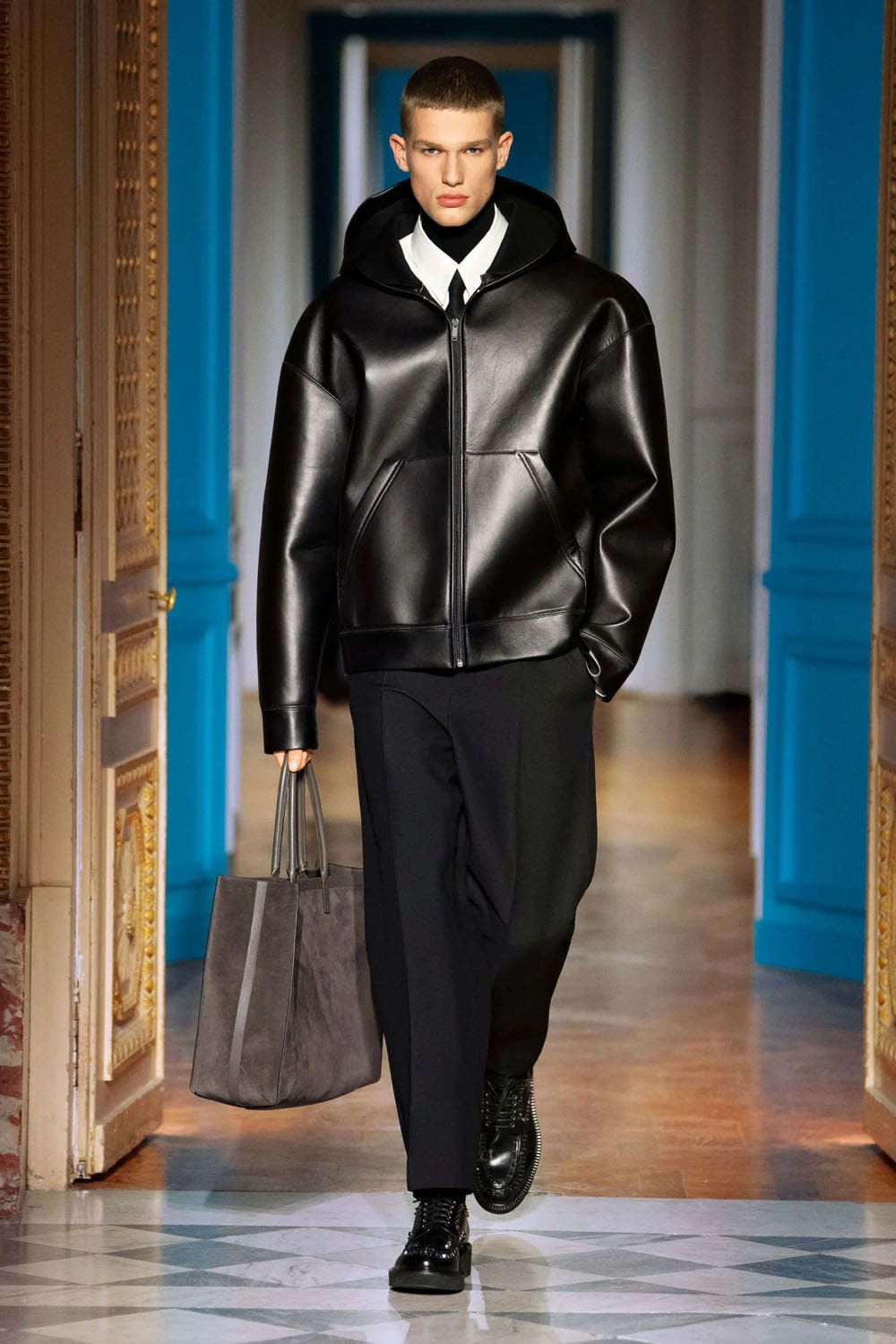 ロングブーツ VALENTINO FW24 V LOGO BIKER (5W2S0JK6DSH 0NO) VALENTINO GARAVANI - VLogo The Bold Edition boots | Leam
