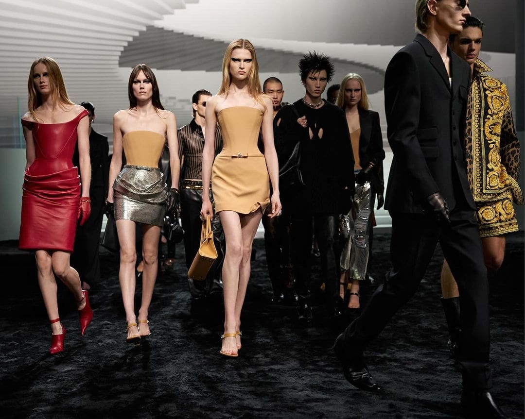 7 Versace Automne Hiver 2024 2025 Runway Magazine