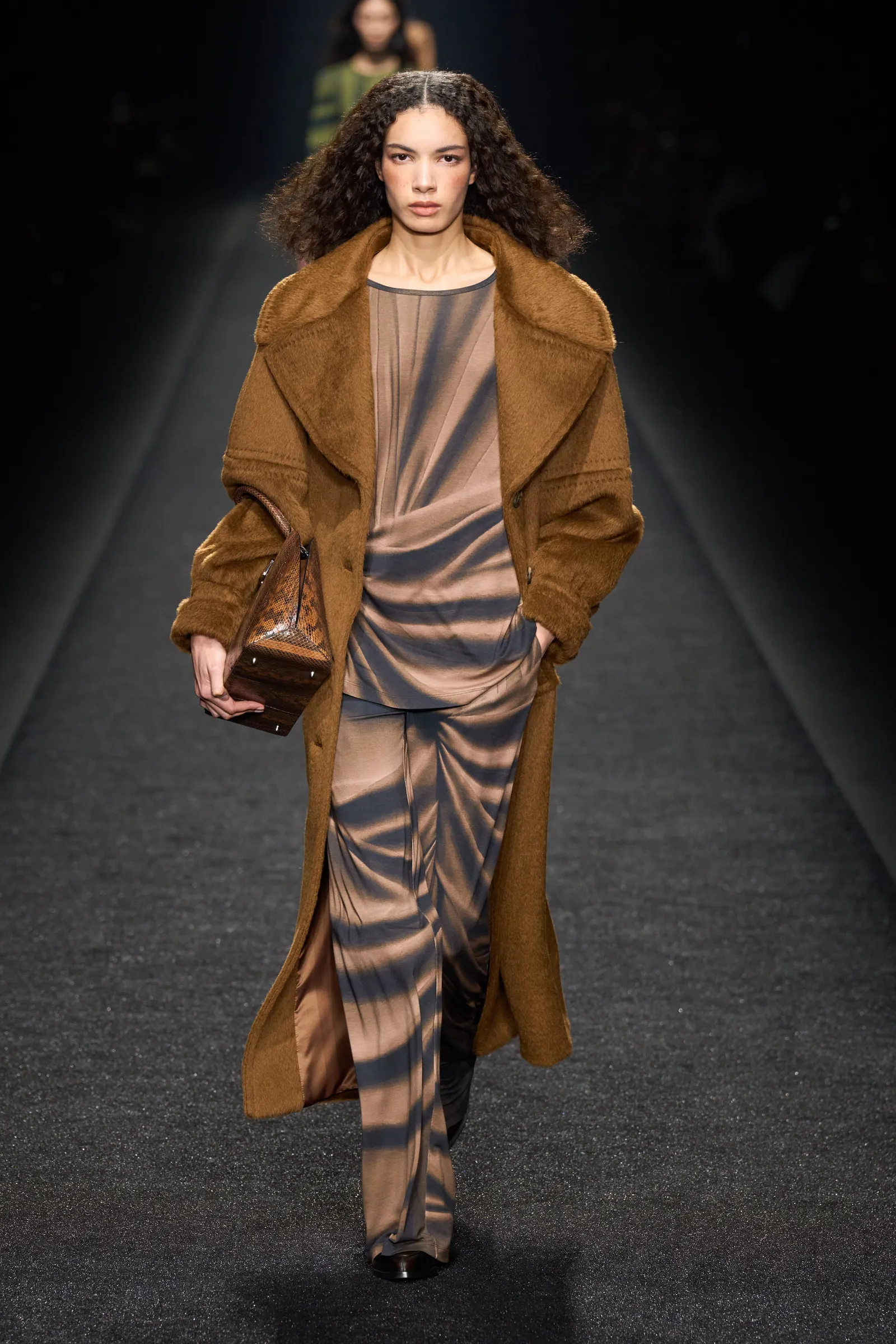 Queda de Alberta Ferretti 2024 2025 Runway Revista (28)